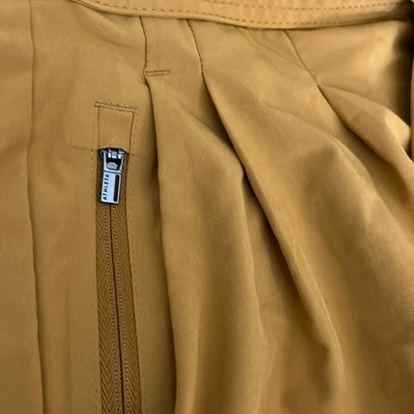 Athleta Skyline Short II in Tuscan Gold - Size 6 - Picture 7 of 7
